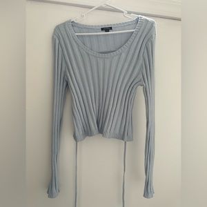 Long sleeve sweater. Open back. Light blue.